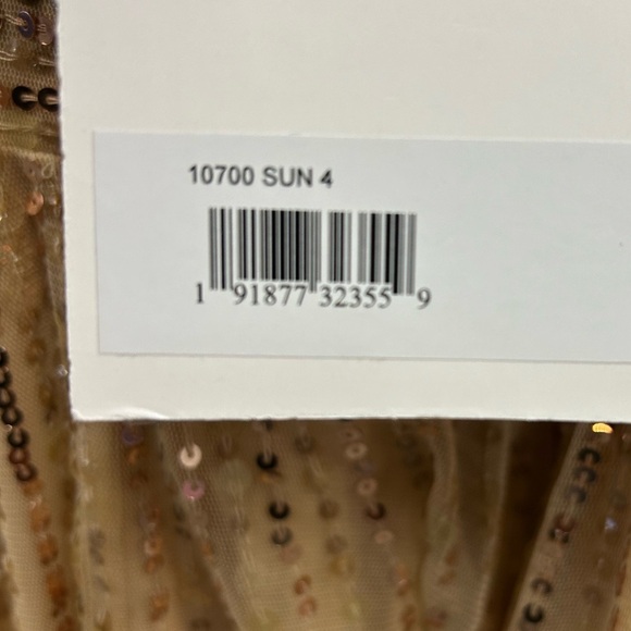 Mac Duggal 10700 NWT Sequin Plunge Neck Gown - Picture 8 of 8